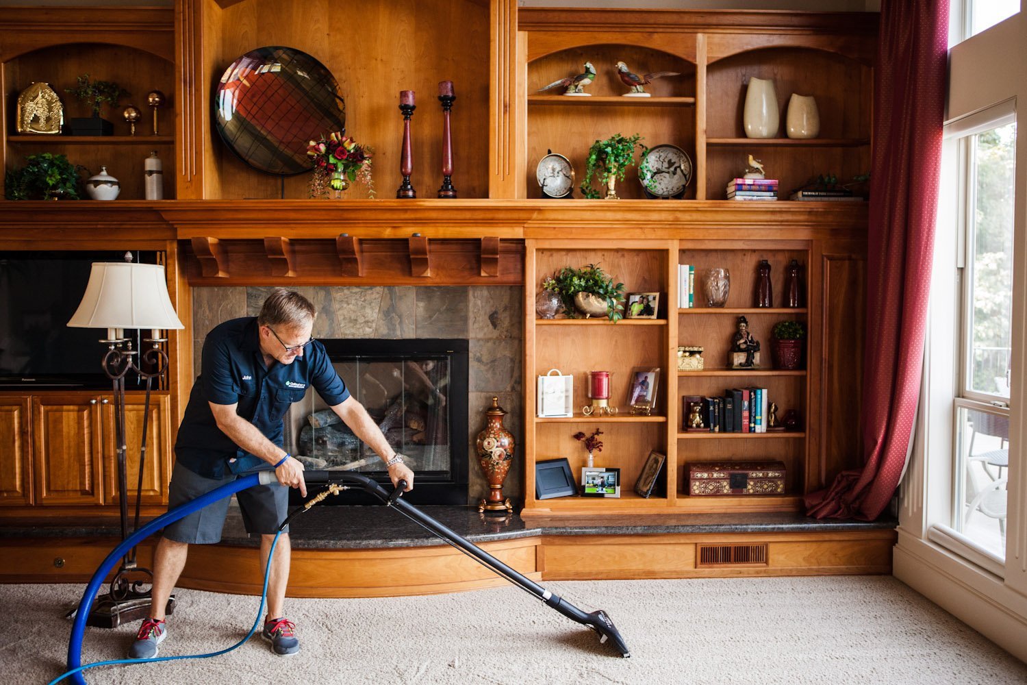 Hiring A Professional Carpet Cleaning Service vs Doing It Yourself – What You Should Know